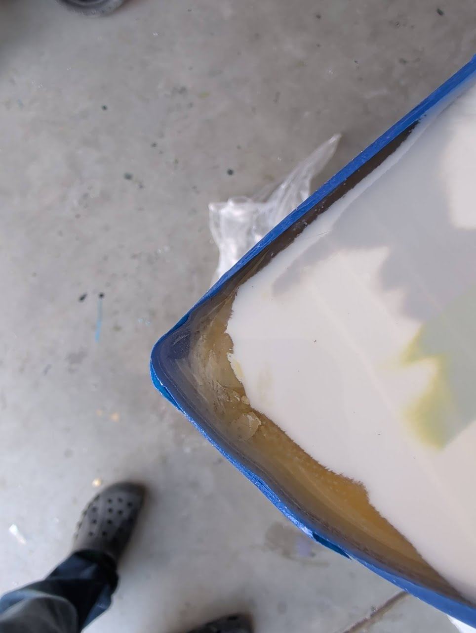 Tail corner filled with resin inside a tape dam